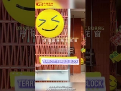 Façade creuse en brique extérieure en tuiles de brique d'argile, écran de séparation, blocs de brise