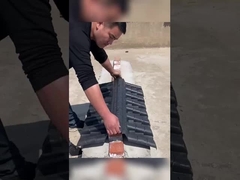 Installation de carreaux de toit en plastique traditionnels chinois pour mur de jardin