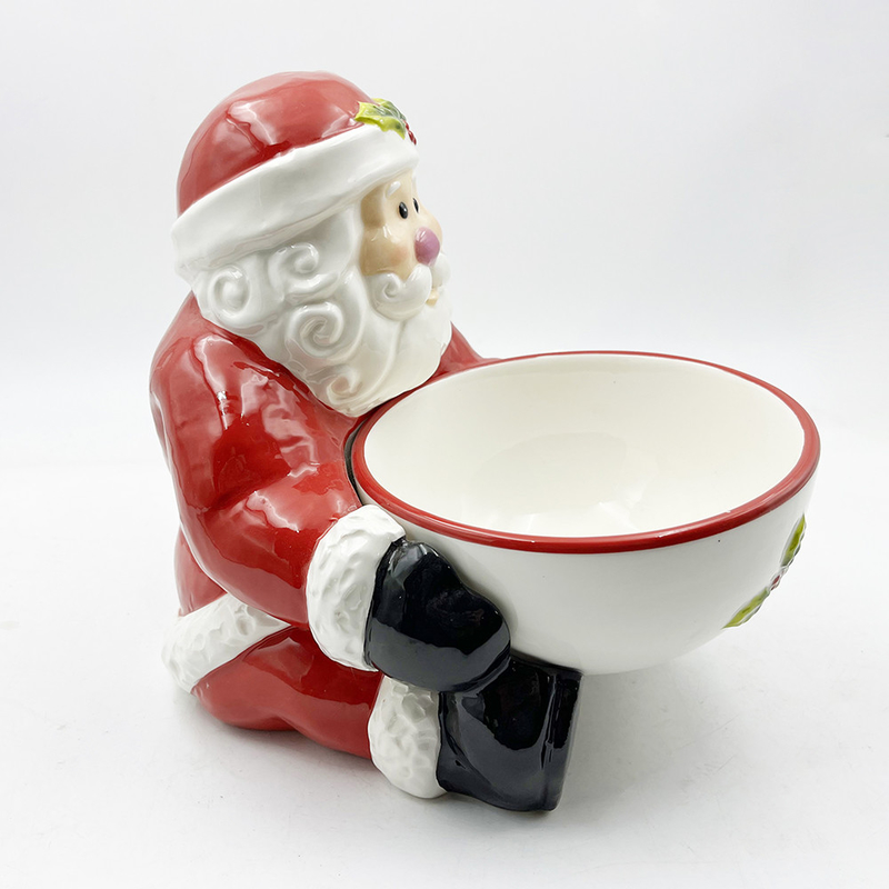 Des bols de bonbons en céramique peints à la main avec la poignée du Père Noël
