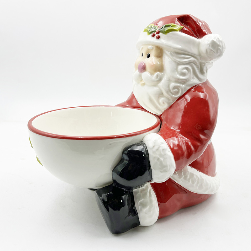Des bols de bonbons en céramique peints à la main avec la poignée du Père Noël
