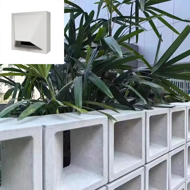 Mur de séparation en béton avec motifs géométriques modernes, bloc d'écran, façade architecturale en blocs de béton, mur d'intimité