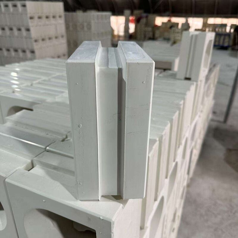 Mur de séparation en béton avec motifs géométriques modernes, bloc d'écran, façade architecturale en blocs de béton, mur d'intimité