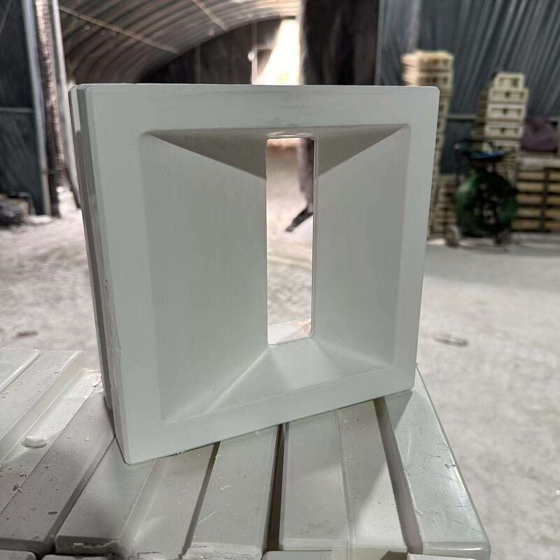 Mur de séparation en béton avec motifs géométriques modernes, bloc d'écran, façade architecturale en blocs de béton, mur d'intimité