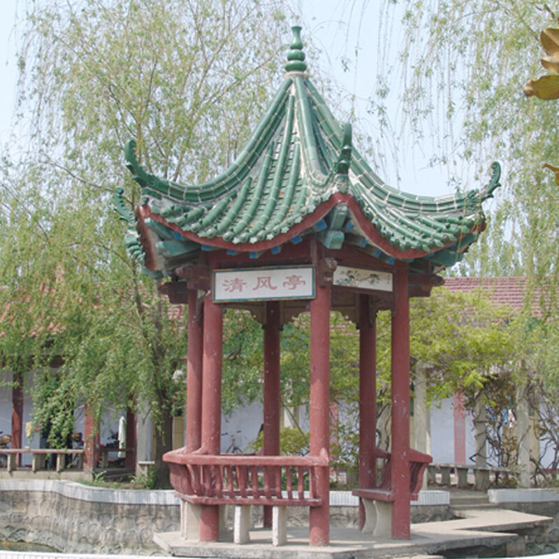Pavillon de thé ancien en bois avec tuiles vernissées vertes traditionnelles chinoises, pavillon manuel pour l'espace d'expansion extérieur de cour de parc moderne