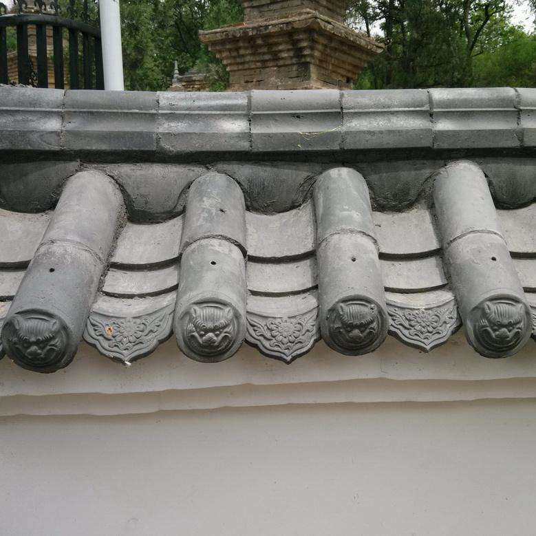 Carreaux de toits en argile chinois traditionnels pour les murs de nuages ondulés Carreaux de revêtement de mur gris antique pour les clôtures de périmètre de cour incurvées