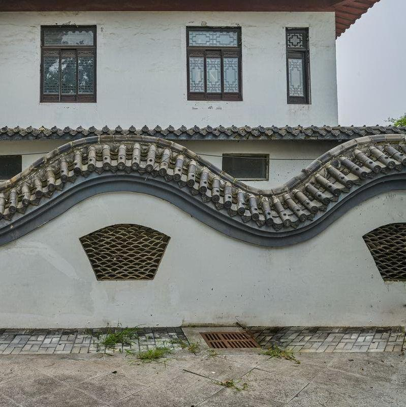 Carreaux de toits en argile chinois traditionnels pour les murs de nuages ondulés Carreaux de revêtement de mur gris antique pour les clôtures de périmètre de cour incurvées